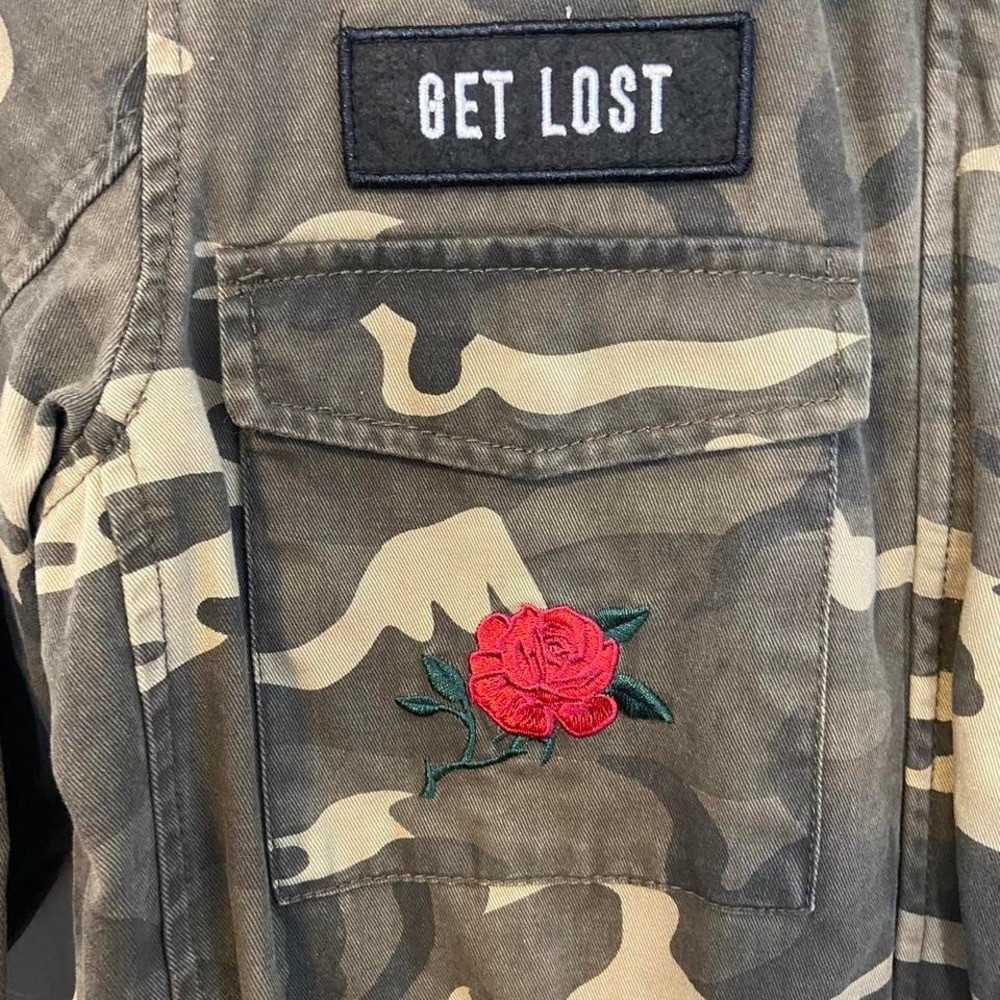Forever 21 Camo Jacket w Rose Embroidery Size Small - Picture 3 of 8